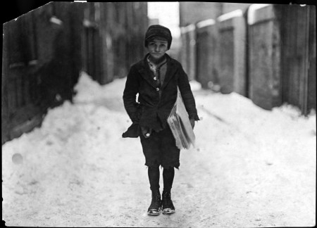 Marzo 1909. Frank Luzzi, uno strillone di 10 anni, ritratto da Lewis Hine.